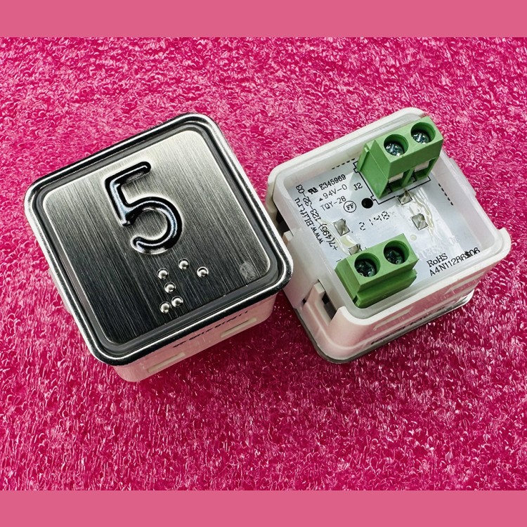 Модуль кнопочный квадратный красная подсветка код брайля "5" A4N11286$06 KA302-S-R-05 ЩЛЗ